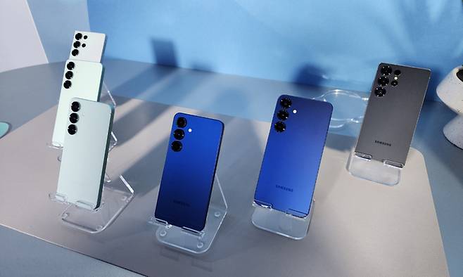 삼성전자의 스마트폰 최신작 ‘갤럭시 S25 시리즈’가 전시된 모습. 새너제이=이동수 기자