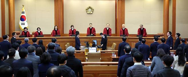 윤석열 대통령(두 번째 줄 오른쪽 두 번째)이 23일 서울 종로구 헌법재판소에서 열린 탄핵심판 4차 변론에 출석해 헌법재판관들의 입장을 지켜보고 있다. 첫 번째 줄 왼쪽부터 정계선, 김복형, 정정미, 이미선, 문형배 헌재소장 직무대행, 김형두, 정형식, 조한창 재판관.&nbsp;사진공동취재단