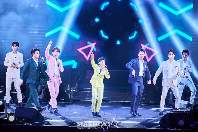 미스터트롯 TOP7 임영웅, 영탁, 이찬원, 김호중, 정동원, 장민호, 김희재 이 7일 서울 송파구 올림픽공원 KSPO DOME에서 열리는 `내일은 미스터트롯 대국민 감사콘서트`에 참석해 무대를 선보이고 있다. /사진제공 = 쇼플레이