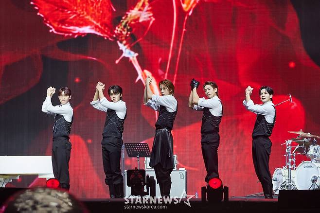 그룹 마이트로가 12일 서울 고척스카이돔에서 진행된 에스엠타운 라이브 2025 '더 컬처, 더 퓨처' 인 서울(SMTOWN LIVE 2025 'THE CULTURE, THE FUTURE' in SEOUL) 콘서트에서 멋진 무대를 펼치고 있다. /사진제공=SM엔터테인먼트 2025.01.12 /사진=이동훈 photoguy@