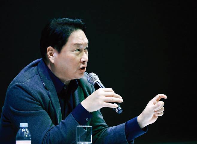 최태원 SK그룹 회장이 ‘CES 2025’에서 엔비디아향 SKC 유리 기판 공급 가능성을 시사했다. [뉴스1]