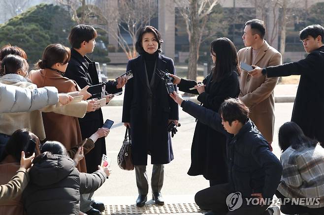 직무 복귀한 이진숙 방통위원장, 취재진 질문에 답변 (과천=연합뉴스) 김성민 기자 = 헌재의 탄핵안 기각으로 직무에 복귀한 이진숙 방송통신위원장이 23일 경기 과천시 방송통신위원회에서 취재진 질문에 답하고 있다. 2025.1.23 ksm7976@yna.co.kr