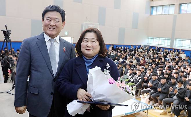 '장한 어머니상' 받은 세쌍둥이 엄마 김숙희 씨 (제주=연합뉴스) 김호천 기자 = 23일 오전 제주시에 있는 대기고등학교 제39회 졸업식에서 '장한 어머니상'을 받은 세쌍둥이 엄마 김숙희 씨가 김광수 제주도교육감과 함께 기념사진을 찍고 있다. 2025.1.23 khc@yna.co.kr
