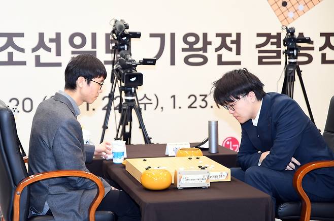 변상일(왼쪽)이 커제의 기권으로 LG배 우승을 차지했다. [한국기원 제공. 재판매 및 DB 금지]