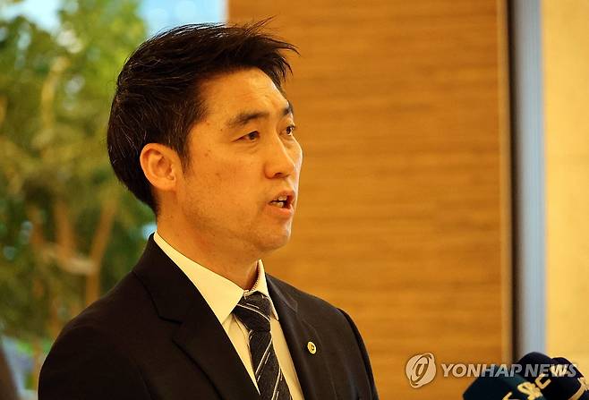 김동문 차기 대한배드민턴협회장 (대전=연합뉴스) 이주형 기자 = 배드민턴 올림픽 금메달리스트 김동문 원광대 교수가 23일 대전에서 열린 제32대 대한배드민턴협회 회장 선거에서 당선된 뒤 취재진 질의에 답하고 있다. 2025.1.23 coolee@yna.co.kr