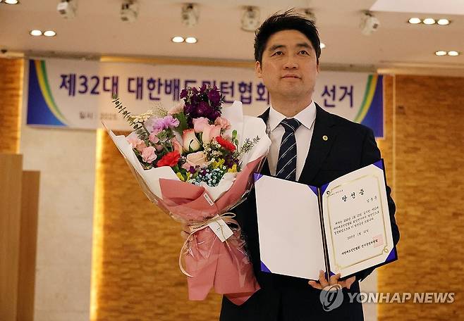 차기 대한배드민턴협회장에 김동문 원광대 교수 (대전=연합뉴스) 이주형 기자 = 배드민턴 올림픽 금메달리스트 김동문 원광대 교수가 23일 대전에서 열린 제32대 대한배드민턴협회 회장 선거에서 당선된 뒤 당선증을 들어 보이고 있다. 2025.1.23 coolee@yna.co.kr