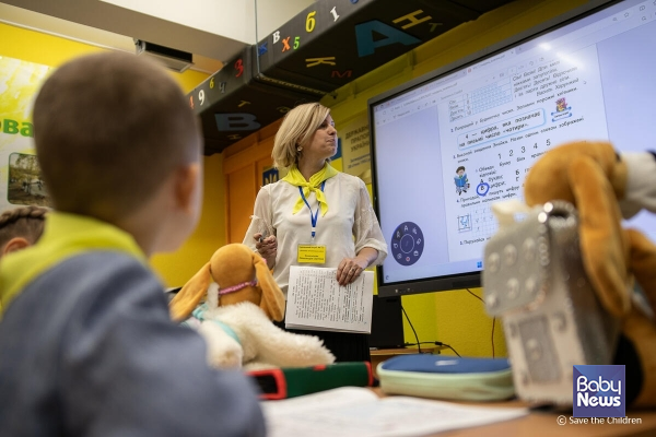 우크라이나 하르키우 시 지하철에 설치된 학교에서 대면 수업에 참여하는 아르템. ⓒ세이브더칠드런