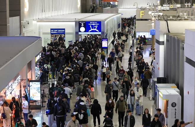 설 명절 연휴를 앞둔 22일 오전 인천국제공항 제1여객터미널 출국장에서 승객들이 보안 검색을 위해 줄을 서고 있다. (사진=연합뉴스