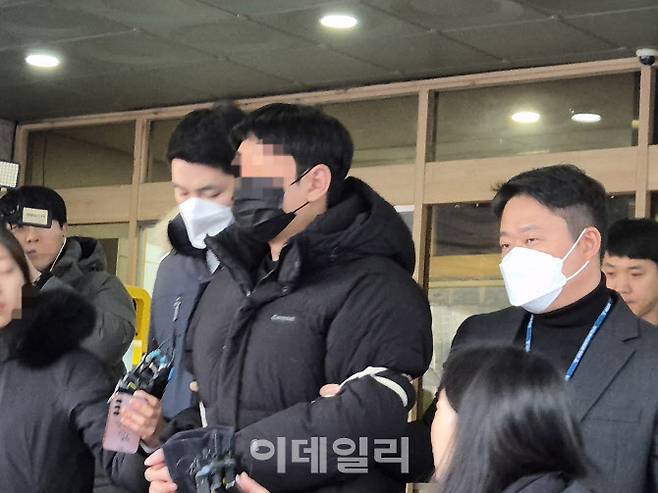 24일 오전 서울 성동경찰서에 수감돼있던 텔레그램 성폭력 집단의 총책 A(33)씨가 검찰로 송치되고 있다. (사진=정윤지 기자)