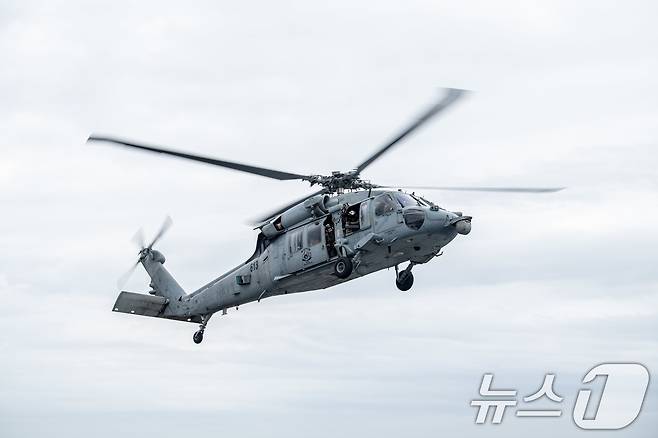 해상작전헬기 MH-60R '시호크'. (미 해군 시어도어 루스벨트함 제공) 2024.6.28/뉴스1