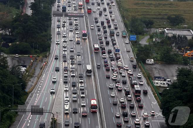 추석 연휴를 하루 앞둔 지난해 9월 13일 경기도 용인시 경부고속도로 신갈IC 인근 도로가 귀성길 차량들로 붐비고 있다. (헬기 취재협조: 서울경찰청항공대 심동국, 박명수 경위, 손동현 경장) 2024.9.13/뉴스1 ⓒ News1 이동해 기자
