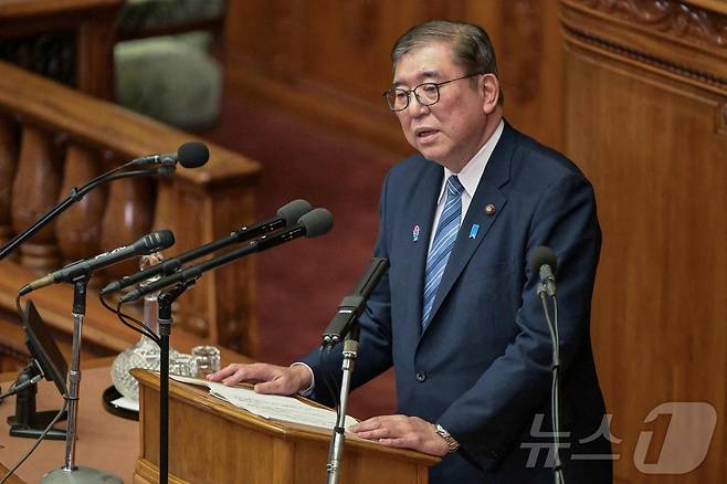 24일 일본 도쿄 국회의사당에서 이시바 시게루 일본 총리가 취임 후 첫 시정 방침 연설을 위해 연단에 섰다. 2025.01.24/ ⓒ AFP=뉴스1 ⓒ News1 권진영 기자