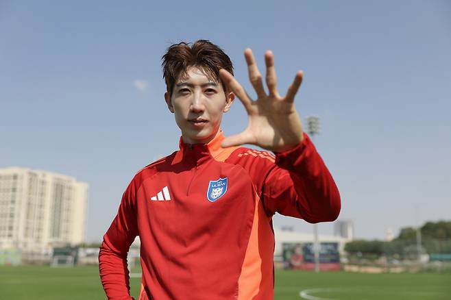 2025시즌을 대비해 아랍에미리트(UAE) 두바이에서 전지훈련 중인 울산HD 조현우가 포즈를 하고 있다. 사진 | 한국프로축구연맹