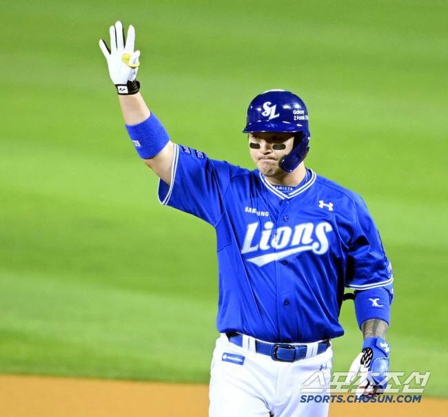 17일 잠실야구장에서 열린 플레이오프 3차전 삼성과 LG의 경기, 4회초 2사 1루 삼성 박병호가 안타를 치고 기뻐하고 있다. 잠실=허상욱 기자