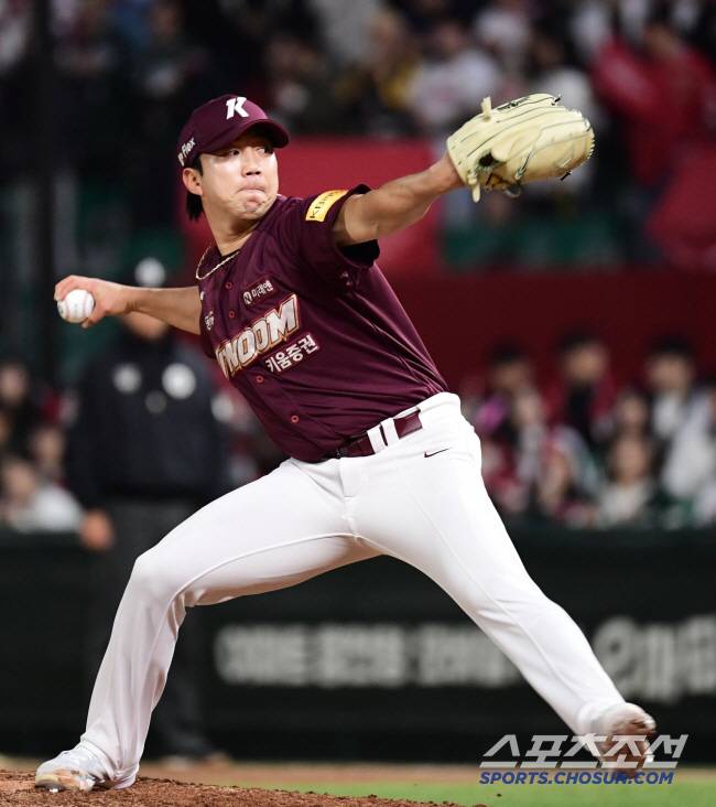 투구하고 있는 키움 문성현. 인천=송정헌 기자songs@sportschosun.com