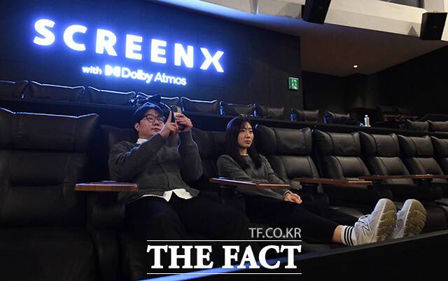 CJ CGV의 자회사인 CJ 4DPLEX가 23일 오전 서울 용산구 CGV 용산아이파크몰에서 기자간담회를 열고 '4면 SCREENX(스크린엑스)관'을 선보이는 가운데 관계자들이 리클라이너석을 체험하고 있다. /서예원 기자