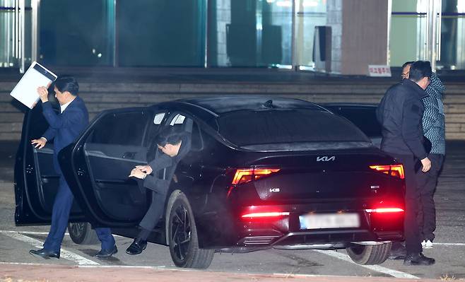 20일 고위공직자범죄수사처 검사들이 서울구치소로가 윤석열 대통령에 대한 강제구인을 시도하다 포기하고 20일 과천 공수처로 복귀하고 있다./뉴시스