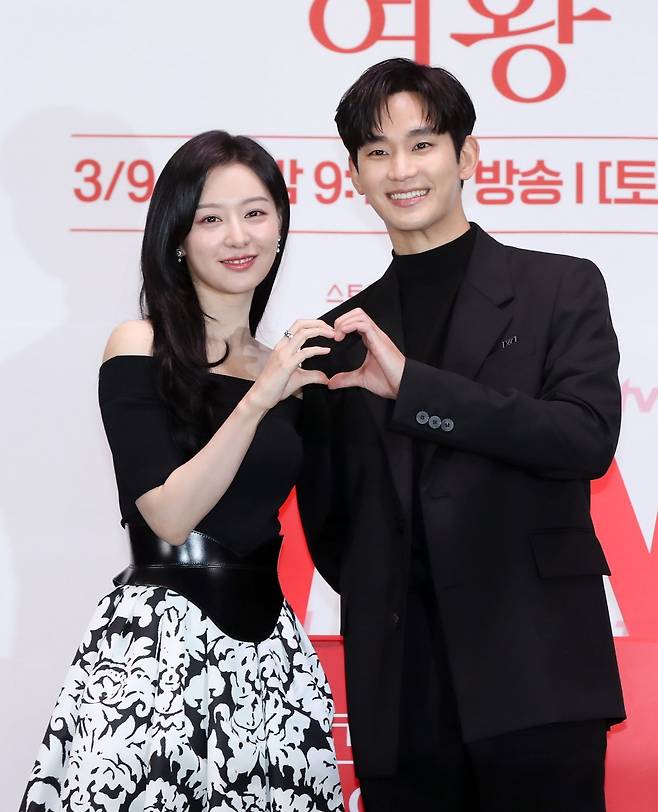 배우 김지원, 김수현이 7일 오전 서울 구로구 라마다호텔신도림에서 열린 tvN 새 토일드라마 ‘눈물의 여왕’(극본 박지은, 연출 장영우 김희원) 제작발표회에서 포즈를 취하고 있다. 2024.03.07 [서울=뉴시스]