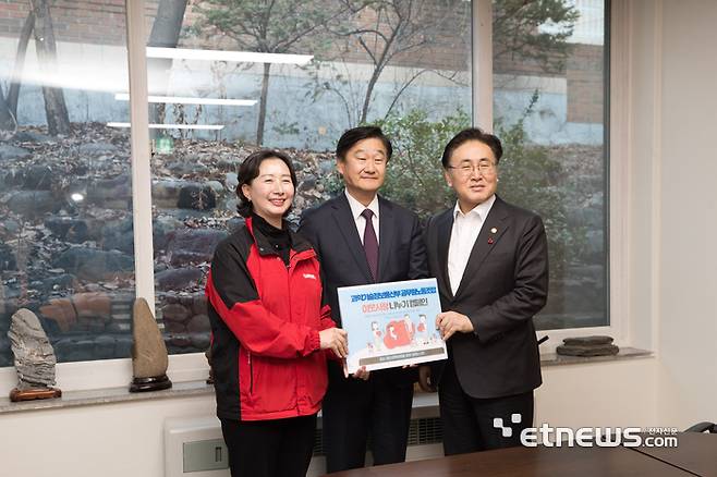 유상임 과기정통부 장관(왼쪽부터), 김병삼 영락보육워장, 성주영 과기정통부 노조위원장이 23일 영락보린원에서 이웃사랑 나누기 캠페인을 전개하고 기념촬영했다.