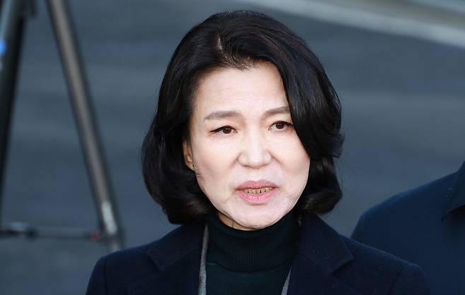 이진숙 방통위원장이 23일 오전 서울 종로구 헌법재판소 심판정을 나서며 취재진의 질문에 답하고 있다. 정용일 선임기자 yongil@hani.co.kr