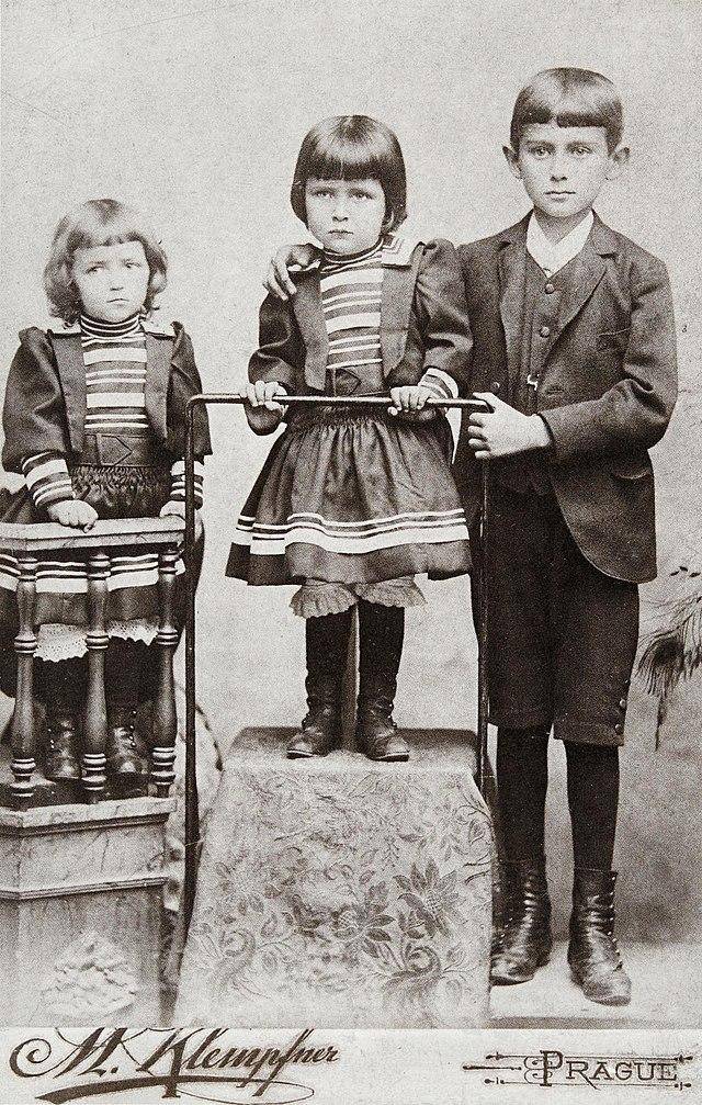 동생들과 함께 서 있는 어린 시절의 프란츠 카프카. 위키미디어 커먼스