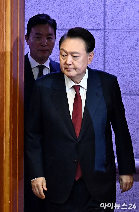 윤석열 대통령이 지난 23일 서울 종로구 헌법재판소에서 열린 탄핵심판 4차 변론에 출석하고 있다. [사진=사진공동취재단]