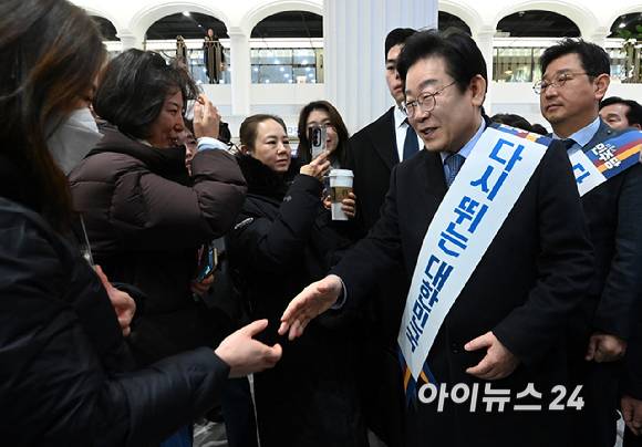 이재명 더불어민주당 대표를 비롯한 당직자들이 24일 오전 서울 서초구 반포동 고속터미널에서 설귀성객들에게 인사하고 있다. [사진=곽영래 기자]