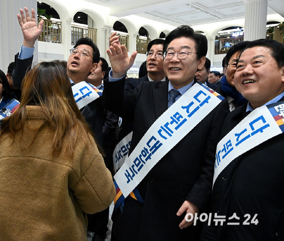 이재명 더불어민주당 대표를 비롯한 당직자들이 24일 오전 서울 서초구 반포동 고속터미널에서 설귀성객들에게 인사하고 있다. [사진=곽영래 기자]
