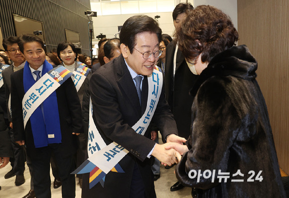 이재명 더불어민주당 대표가 24일 오전 서울 서초구 반포동 고속터미널에서 시민들에게 설 귀성 인사를 하고 있다.
