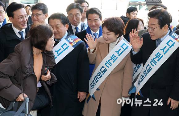 이재명 더불어민주당 대표가 24일 오전 서울 서초구 반포동 고속터미널에서 시민들에게 설 귀성 인사를 하고 있다.