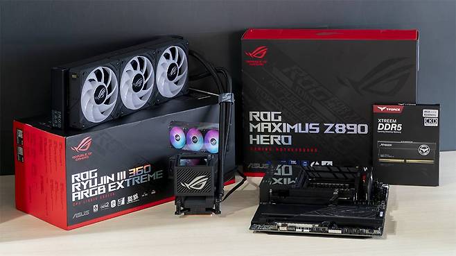 좌측의 3열 쿨러가 에이수스 ROG 류진 III 360 ARGB 익스트림, 메인보드는 에이수스 ROG 막시무스 Z890 HERO, 메모리는 팀그룹 티포스 익스트림 DDR5 48GB, 그래픽 카드는 인텔 아크 A770이 사용됐다 / 출처=IT동아