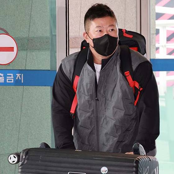 스프링캠프 참여를 위해 지난 22일 인천공항에서 미국행 수속 중인 최형우. [뉴시스]