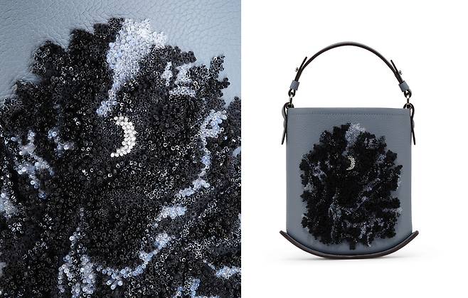 빵 미니 버킷 ‘9월 16일’ 백. 마그리트 회화 작품에 등장하는 나무를 비즈 장식으로 표현했다. 사진 델보