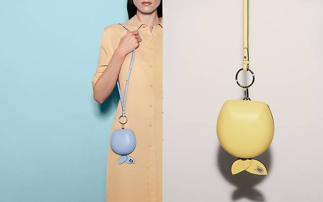 사과 형태로 디자인한 라 뽐므 크로스보디 백. 사과 역시 르네 마그리트 작품에 등장하는 모티브다. 사진 델보