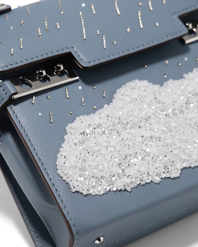 땅페트 ‘폭풍의 노래’ 백. 구름 모티브 비즈 자수 장식을 완성하는 데에만 35시간이 걸린다. 사진 델보