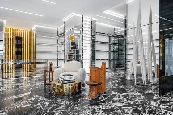 매장 곳곳에서 셀린느의 아트프로젝트 작품을 찾아볼 수 있다. 왼쪽 대형 기둥은 루카스 제로니머스의 ‘반스달 컬럼’, 오른쪽의 하얀 추상 조각은 엘리 핑 작가의 ‘모노카프’.