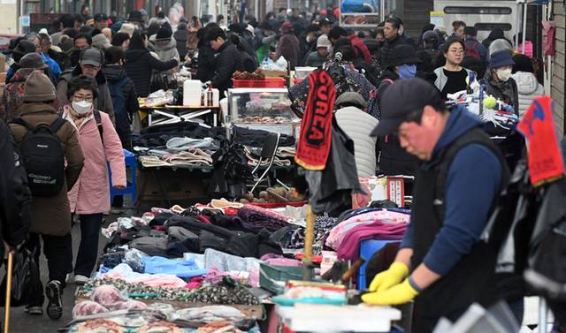 ▲ 설 명절을 앞둔 지난 22일 춘천풍물시장이 장을 보려는 시민들로 붐비고 있다. 김정호