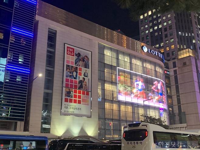 서울 중구 한 백화점에 붙어있는 유니클로 광고/사진=유지희 기자