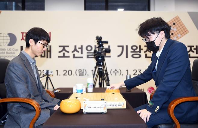 변상일 9단(왼쪽)이 커제 9단에게 반칙승(2국)과 판정 불복 기권승(3국)을 엮어 종합 스코어 2-1로 승리하면서 LG배 우승을 차지했다. 한국기원 제공