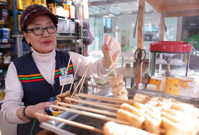 최영화 경영주가 지난 21일 충북 진천 세븐일레븐 진천신척산업점에서 전국 점포 중 어묵 매출 1위를 달성한 비결을 이야기하며 손님에게 건넬 어묵을 포장하고 있다. 최씨는 “진심으로 제 자식들에게 먹인다는 마음으로 만드는 게 저만의 비법”이라고 말했다.