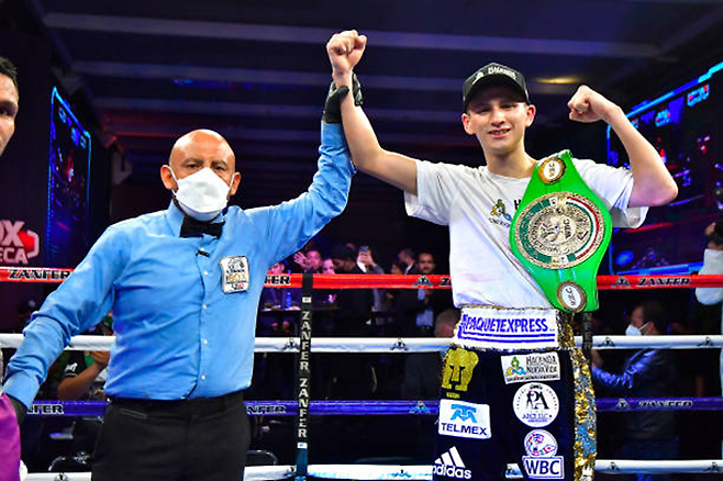 알란 피카소(오른쪽)가 2021년 7월 세계복싱평의회 유스(23세 이하) 인터콘티넨털 페더급 챔피언 벨트를 어깨에 메고 멕시코 홈경기 승리 선언을 받고 있다. 사진=Getty Images=연합뉴스 제공