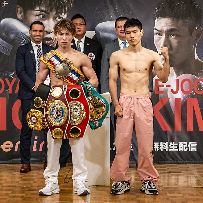 이노우에 나오야와 김예준이 1월23일 프로복싱 슈퍼밴텀급 통합타이틀매치 공식 계체 통과 후 기념 촬영을 하고 있다. 세계복싱협회 세계복싱기구 국제복싱연맹 세계복싱평의회 챔피언 벨트를 손에 들고 어깨에 ‘더 링’ 챔피언 벨트를 멘 선수가 도전자 김예준으로부터 타이틀을 방어하는 이노우에다. 사진=AFP=연합뉴스 제공
