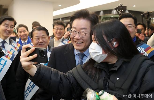 [서울=뉴시스] 조성봉 기자=이재명 더불어민주당 대표가 24일 오전 서울 서초구 서울고속버스터미널을 방문해 귀성객과 기념촬영을 하고 있다. (공동취재) 2025.01.24.