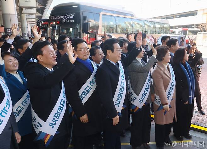 (서울=뉴스1) 이동해 기자 = 이재명 더불어민주당 대표를 비롯한 당직자들이 설 연휴를 앞둔 24일 오전 서울 서초구 반포동 고속버스터미널에서 설 귀성객에게 인사하고 있다. (공동취재) 2025.1.24/뉴스1 Copyright (C) 뉴스1. All rights reserved. 무단 전재 및 재배포, AI학습 이용 금지.