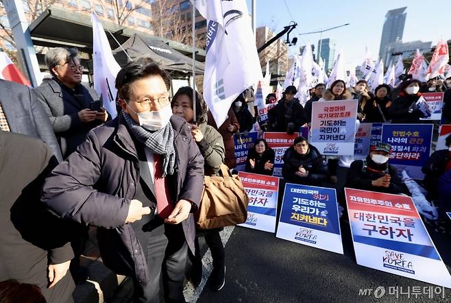[서울=뉴시스] 김명년 기자 = 황교안 전 국무총리가 24일 오후 서울 영등포구 국회의사당 인근에서 세이브코리아 주최로 열린 윤석열 대통령 탄핵 반대 집회에 참석해 있다. 2025.01.23. kmn@newsis.com /사진=김명년