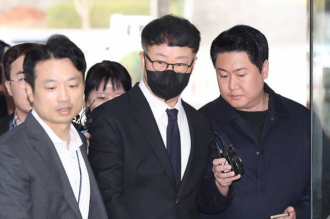안마의자 제조업체 바디프랜드 창업주인 강웅철 전 이사회 의장이 4일 오전 서울 서초구 서울중앙지방법원에서 열린 구속 전 피의자 심문(영장실질심사)에 출석하고 있다. /사진=뉴스1