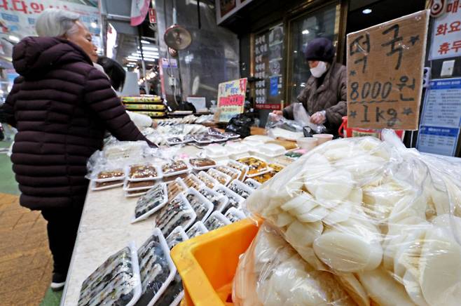 통계청이 발표한 2024년 양곡소비량조사 결과에 따르면 지난해 1인당 연간 쌀 소비량은 55.8kg으로 30년 전보다 절반 가까이 감소했다. 설 연휴를 앞둔 23일 오후 서울 마포구 망원시장을 찾은 시민들이 명절 밥상에 올릴 떡국 떡 등을 구매하고 있다. /사진=뉴스1
