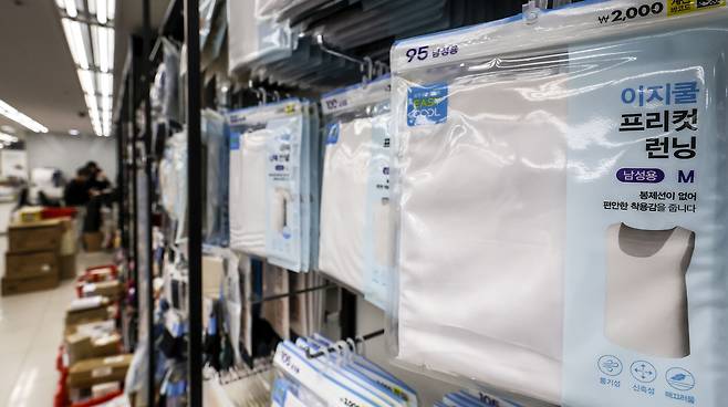 서울의 한 다이소 매장에 ‘이지쿨 의류’가 진열되어 있다. 이지쿨은 여름에 가볍게 입기 좋은 원단으로 제작한 의류 상품이다. [뉴시스]