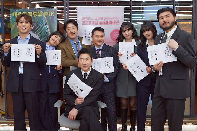 쿠팡플레이 시리즈 '직장인들' 대본 리딩 현장. 좌측부터 김원훈, 이수지, 현봉식, 신동엽, 김민교, 지예은, 심자윤, 차정원. 쿠팡플레이 제공