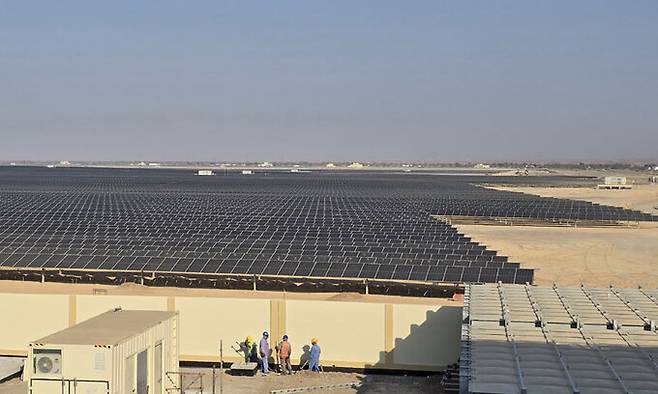 20일(현지시간) 방문한 오만 마나 태양광발전소에서 보이는 태양광 패널의 모습.